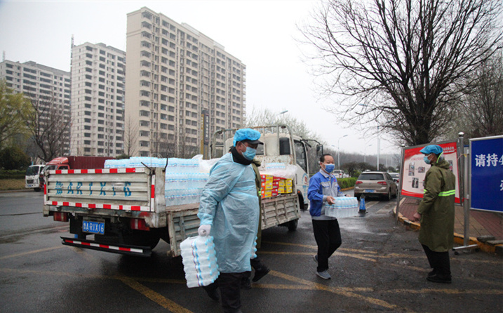 2月25日，山東金格瑞機(jī)械有限公司派代表來到齊魯師范學(xué)院捐贈防疫物資，保障校園防疫物品備足備齊，助力學(xué)校的疫情防控工作。