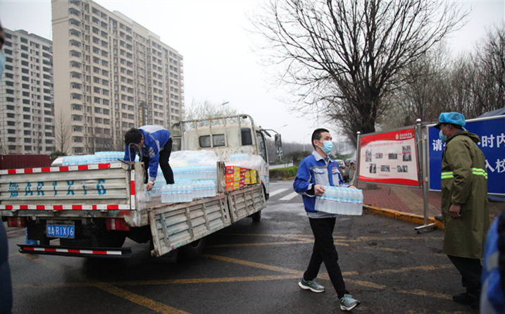 2月25日，山東金格瑞機(jī)械有限公司派代表來到齊魯師范學(xué)院捐贈防疫物資，保障校園防疫物品備足備齊，助力學(xué)校的疫情防控工作。