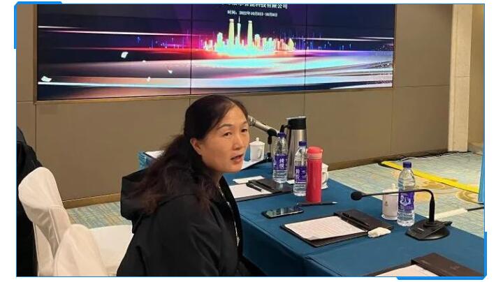 集團(tuán)財(cái)務(wù)總監(jiān)劉清華在聽取了銷售部門的數(shù)據(jù)對(duì)比與銷售人員的分析后，她提出應(yīng)該加強(qiáng)客戶的銷售服務(wù)