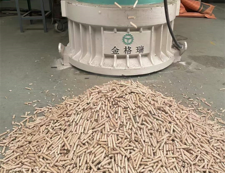 木屑顆粒機(jī)加工環(huán)保燃料顆粒，用綠色昭示未來